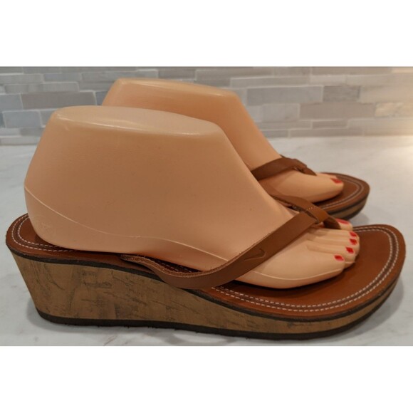 Women's NIKE Brown Leather Wedge Heel Flip-Flop Summer Beachy Sandals SZ 9 - Picture 1 of 8